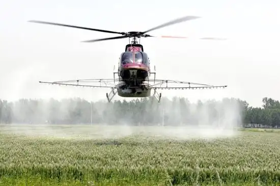 山东郯城:直升机空中施药 控制小麦病害进一步蔓延