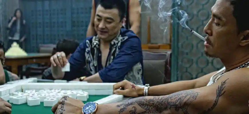 气势凌人,潇洒中带着浓浓的杀意,嚣张跋扈,一看就是一个黑社会大哥