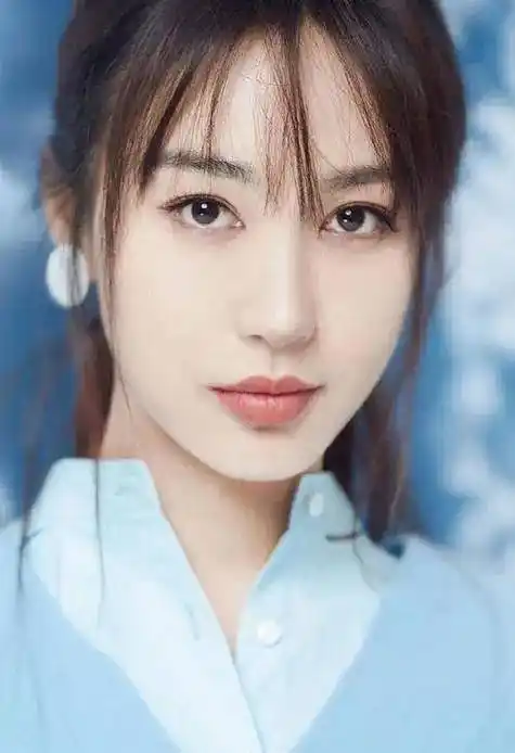 李菲儿:绝美光滑美背,还有点小心思,大胆穿衣的背后是什么?