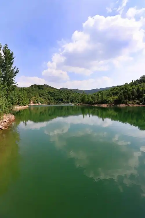 这么近那么美!去南山下罗伽水库赏水天一色醉人风景