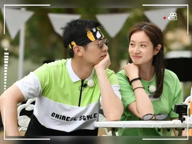 朱亚文沈佳妮情侣装