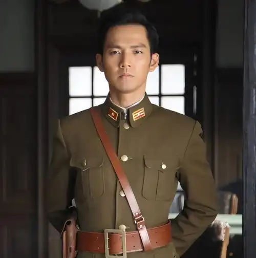穿军阀装的钟汉良,又帅又霸道,眉眼之间虽然不够凌厉,但透露着一股