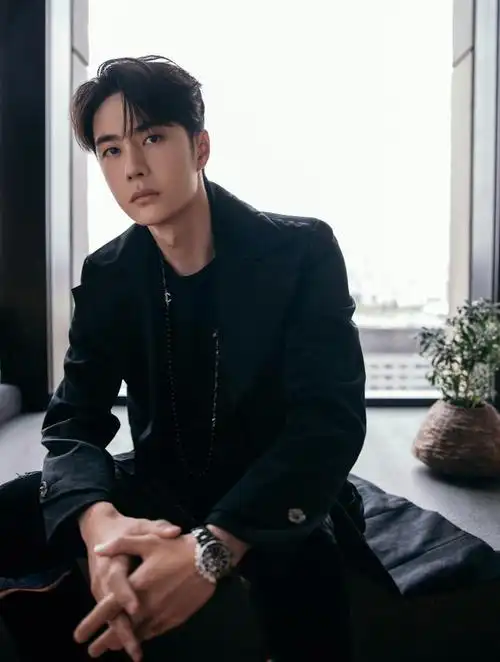 王一博出席chanel东京大秀的造型项链腰带腕表运动鞋