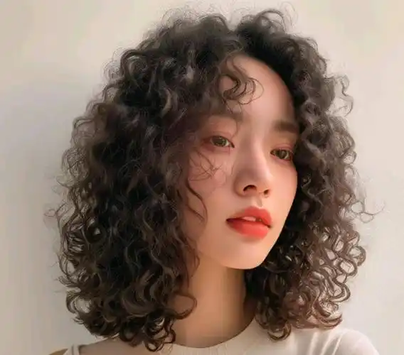 今冬女性发型别乱整,最美还是全头烫,蓬松洋气还保暖_头发_头部_光泽