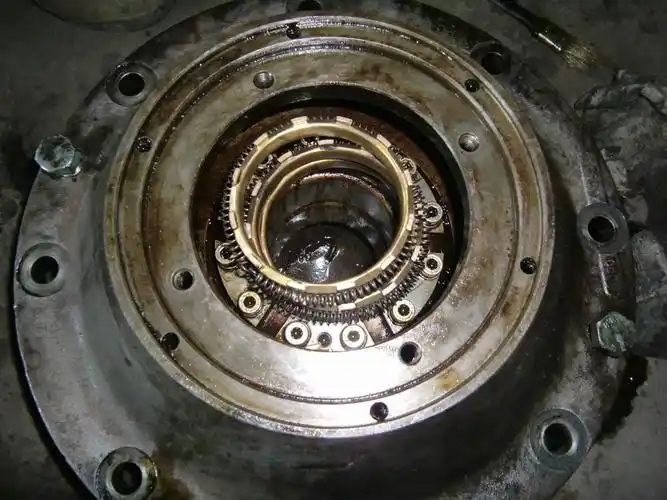 "sulzer"无润滑迷宫式活塞压缩机检修图片