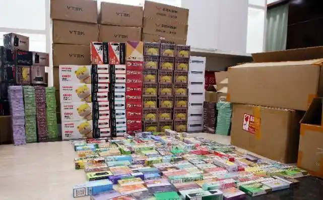 两省三地捣毁6处电子烟非法销售窝点,共计查获bbk(暴力熊),kaws,维刻