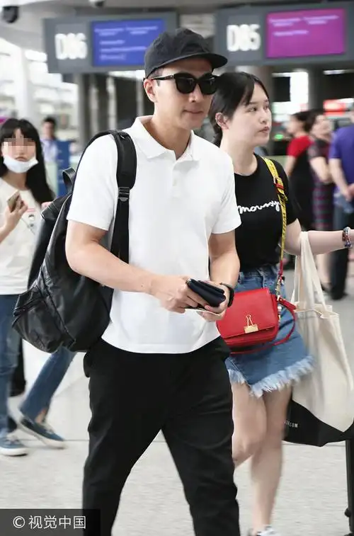刘恺威休闲装现身机场人气旺 43岁身材颜值俱佳赛小鲜肉