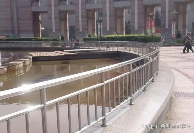 不锈钢护栏扶手立柱材质该如何选择