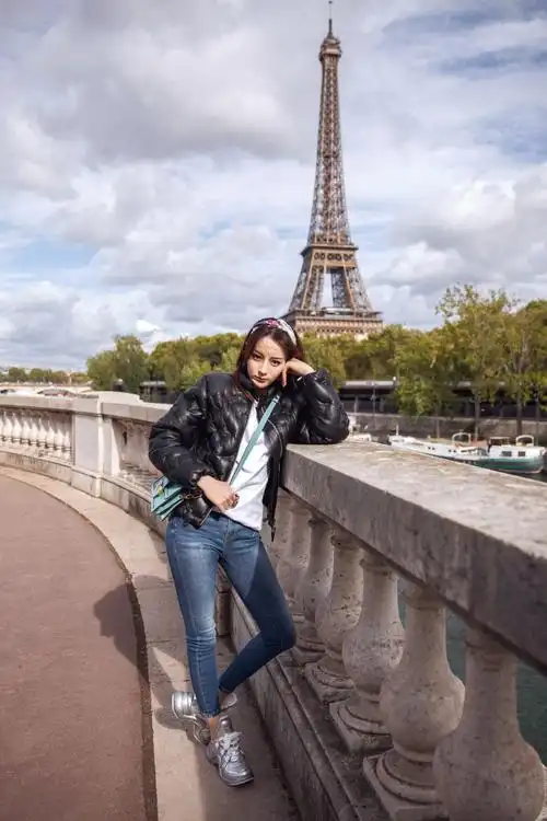 迪丽热巴在巴黎,两个造型也太美了吧,好喜欢这件撞色格子裙