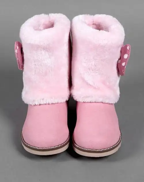 女童粉红色雪地靴