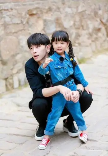 同为"实习爸爸"邓伦与董力发展差距大,而女儿阿拉蕾却争了一口气!