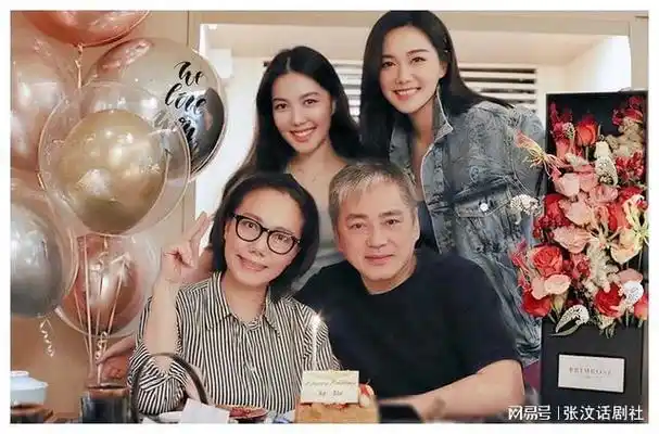 汤镇宗汤镇业罕见合体泡温泉65岁汤镇业变光头66岁哥哥保