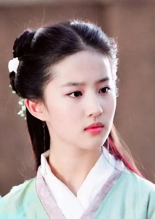 刘亦菲最新大片,齐刘海公主切造型,网友:人美什么发型都能驾驭