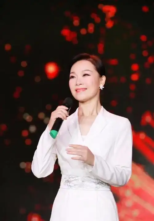 歌唱家吕薇:与男友分手后和妈妈抱头痛哭,51岁终获幸福|宅男部落