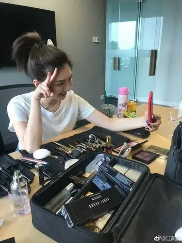 安利纪录片化妆间里的女人,顺带女明星们的化妆台化妆包