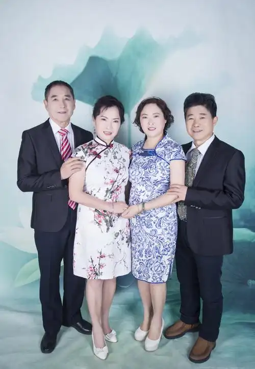 我们和小妹一家的合影照片