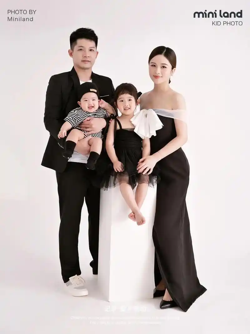 超有爱的全家福亲子照 一家四口一起欢笑一起 - 抖音