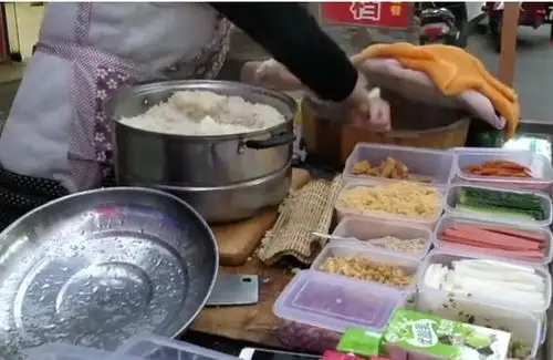 街边这种糯米饭团5块钱一个,也能做韩国寿司,你们吃过吗!