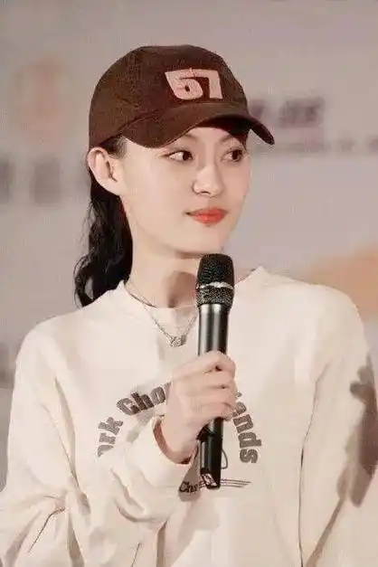 孙俪留长发太惊艳,不整容不打针美的自然有特色,打扮稚嫩像20岁_显得