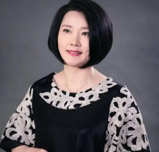 她23岁出道,气质不输俞飞鸿,今57岁容颜依旧|何赛飞|俞飞鸿|容颜_新浪