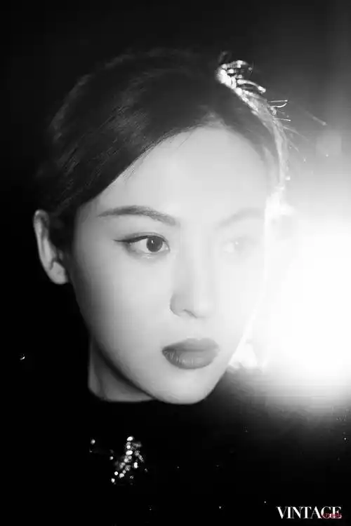 周放循光大片释出 在戏与生活间松弛绽放|演员|街拍|复古|百变_网易