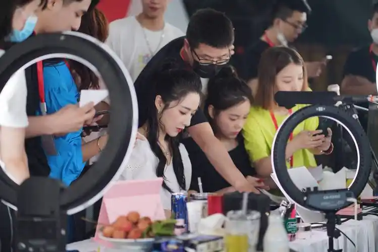 就比如,有人会对薇娅直播间有着极度"奇怪的忠诚".