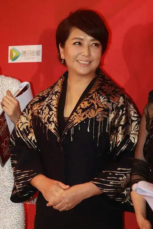 江珊真的有点显老了,穿得宽松没曲线感,厚实外套显真实身材