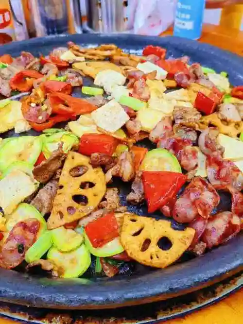 三品·眼镜烙锅-"【服务】态度蛮好的,老板娘会推荐哪个好吃.