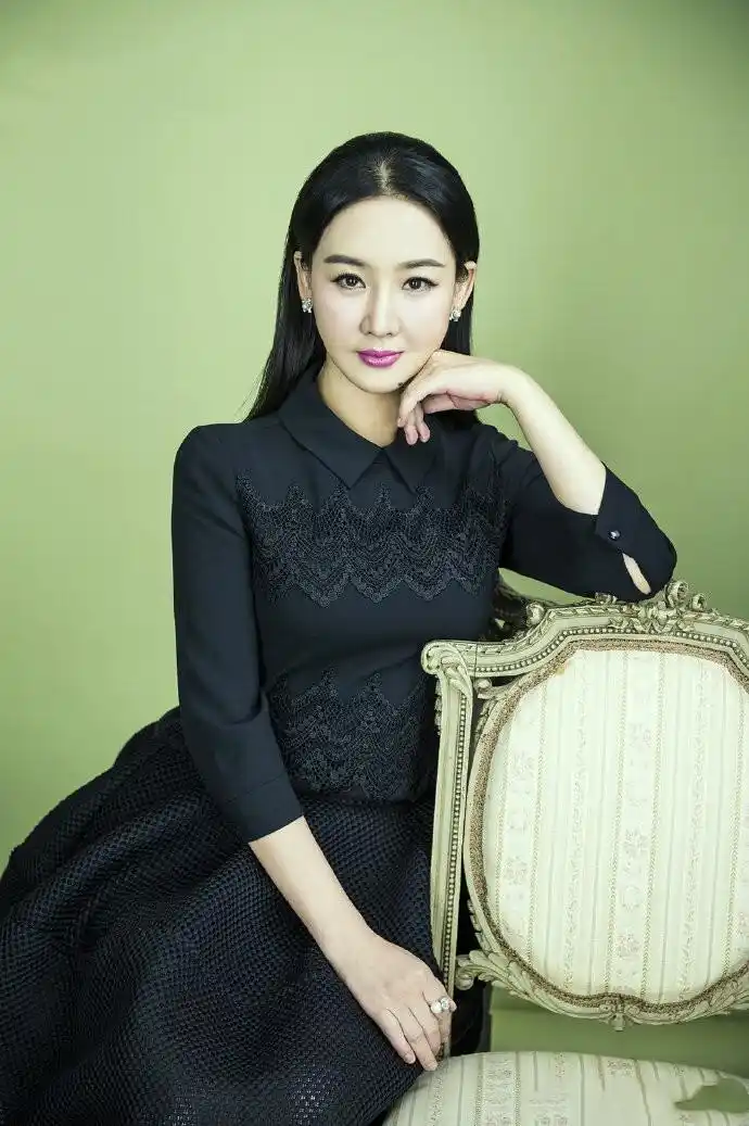 孙楠前妻买红妹拍写真,颜值在线五官大变认不出,不像49岁