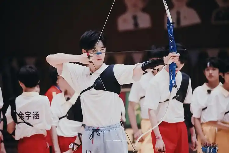 张真源家族运动会饭拍图今日份的夏日心动少年来啦～发带,眼罩,射