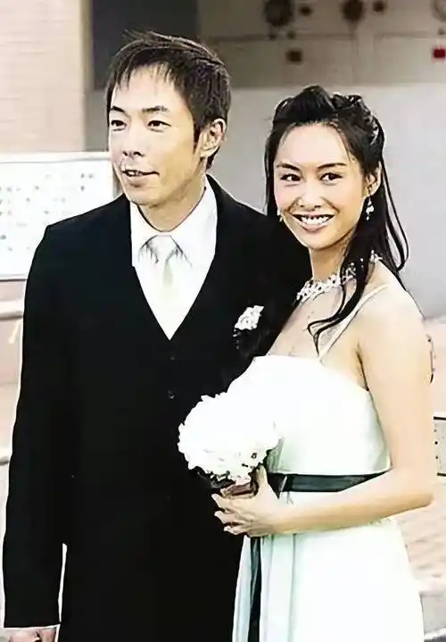 黄贯中像个毛头小子一样对朱茵展开了热烈的追求,朱茵也被他的赤诚和