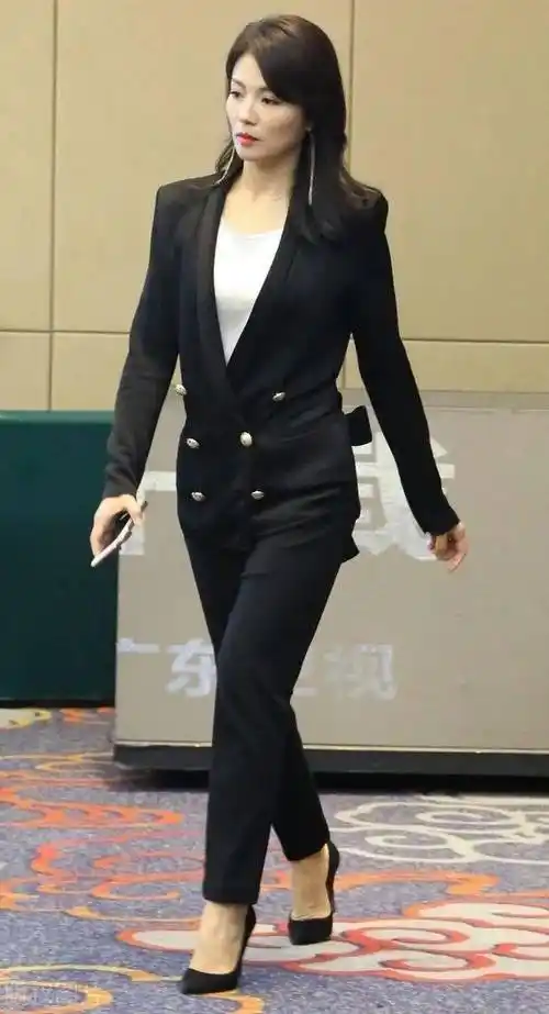 刘涛为冬奥加油,无美颜滤镜43岁也很漂亮,原生态的才自然真实!