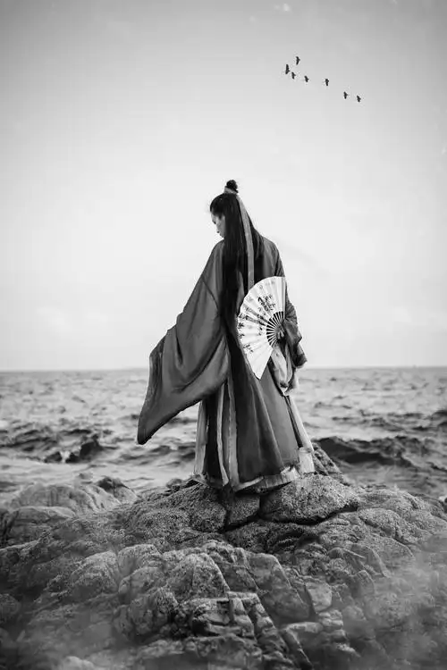 《有些情相见不如怀念》古典伤感人物素材