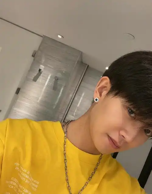 任嘉伦九宫格怼脸自拍照##任嘉伦说今天是2021的第320天