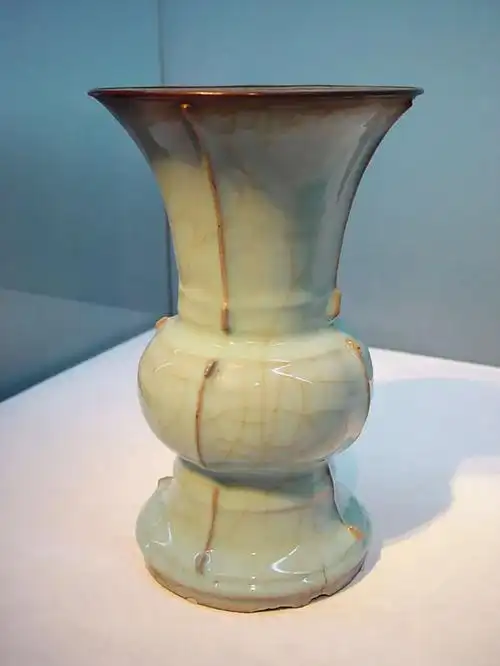 南宋官窑青瓷胆式瓶(中国大陆私人收藏)