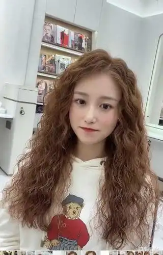 后来发型师,给我编了小辫子.