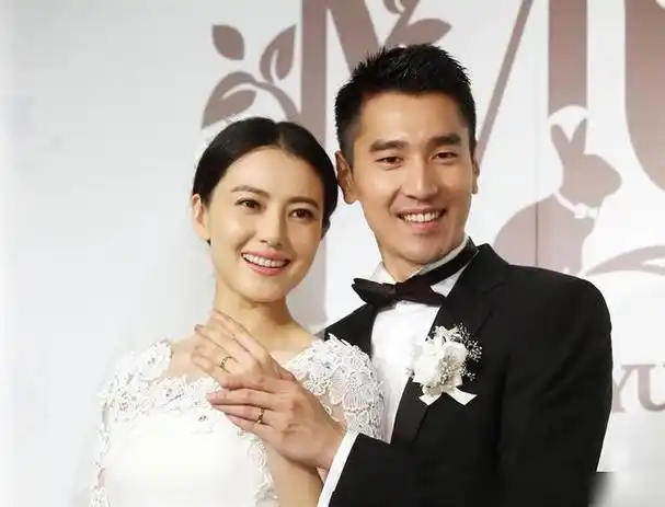 野生赵又廷亲密搂抱高圆圆夫妻深情对望网友我被酸到了