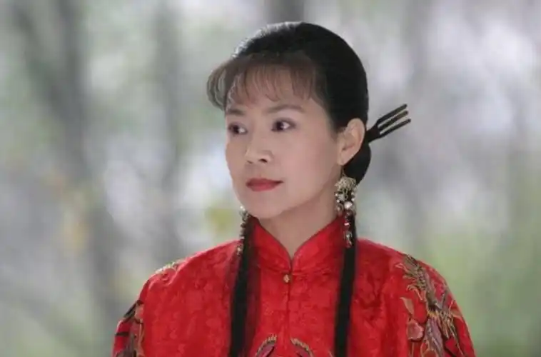 "最美婉君"与丈夫恋爱10年,生一双儿女,今58岁的她怎样了?_腾讯新闻