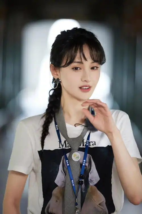 难道是…… 初雪下的意恋 2020-08-18 18:36 郑爽今天又是热搜第一,又