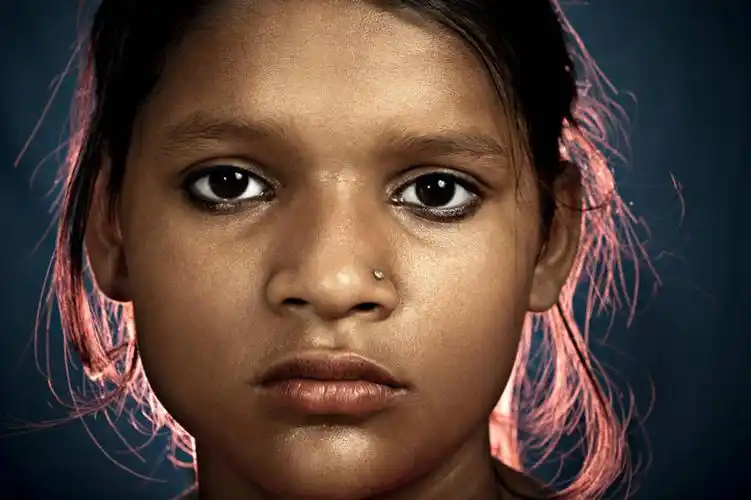 正面,纯洁,亚洲,仅一个女性,仅一个人,灰色背景,注视,装饰品,小孩