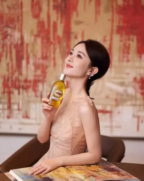 赵丽颖五月行程曝光成劳模直播都穿最新款高定排面超大太牛了