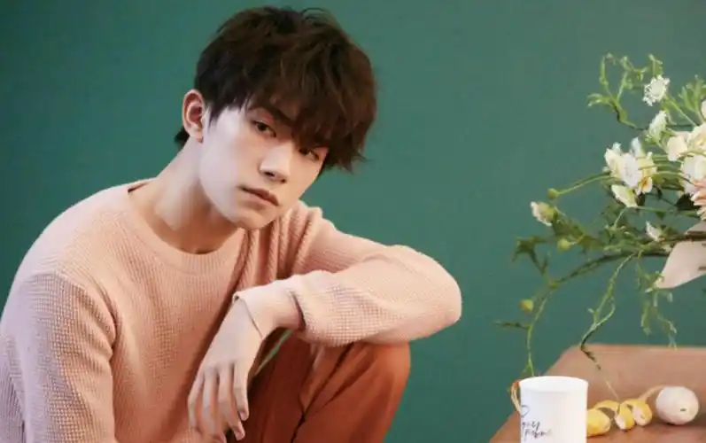 易烊千玺成功人士造型太帅!戴眼镜西装笔挺,网友:景总鲨我