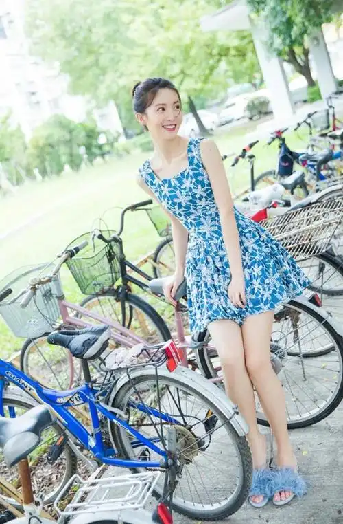 金晨开学季清新写真 丸子头连衣裙穿梭校园