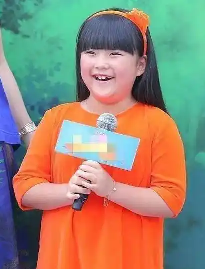 43岁的李湘近照曝光:穿粉色连衣裙走路需搀扶,胖到网友认不出_身材