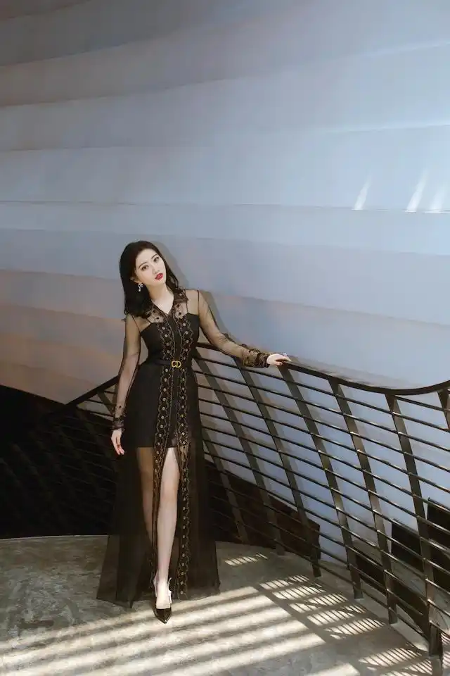 景甜成都妆容精致亮相活动薄纱长裙优雅大方