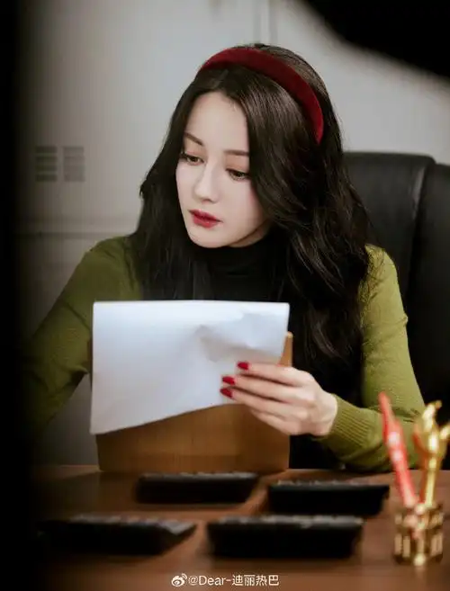 迪丽热巴走进80年代#时光胶片悄然更迭,复古韵味更显.