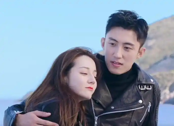 网传迪丽热巴黄景瑜二搭,粉丝辟谣,工作室和后援会不吭声|辟谣|粉丝