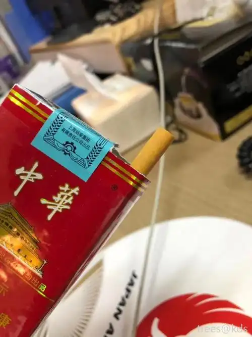 想想今天周末下班去哪里玩我默默的点了一根华子