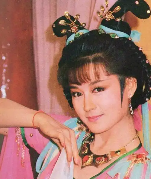 最美武则天再穿唐装70岁潘迎紫出演于正新剧颜值不输当年