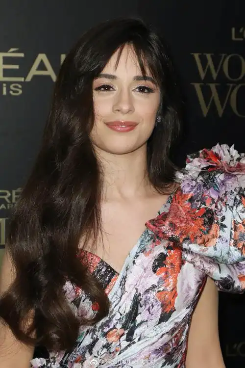 卡妹camila cabello穿着拖地长裙亮相